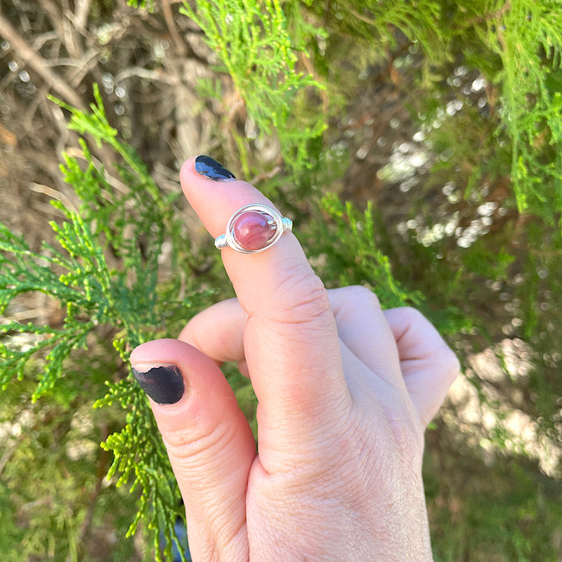 silver and mauve pink swirl collar ring